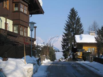 Blick zum Kamin und zur K�che