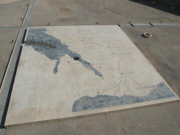 Landkarte im Hof des alten Forts