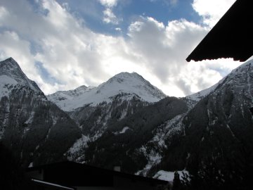 Aussicht vom Haus auf die umliegenden Berge