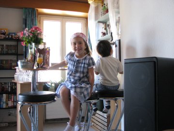 ... aber das hindert sie nicht daran schon an die Bar zu sitzen!