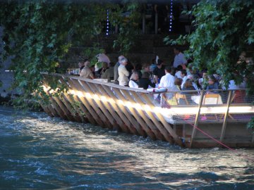 Ins Wasser gebautes Restaurant