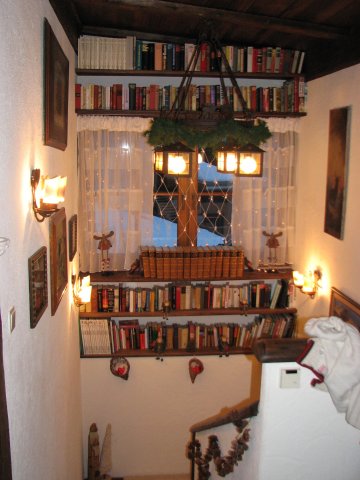 Treppe mit B&uuml;cherregal
