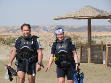 Sonja und Markus bei einem Beach-Dive