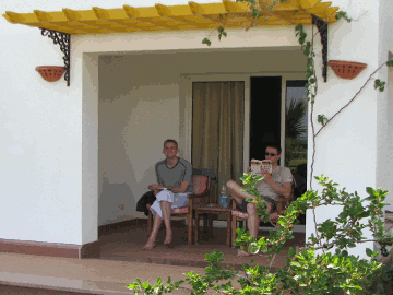 Mario und Efan beim Lesen