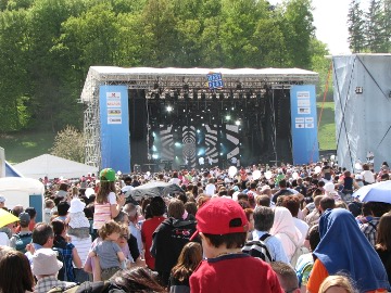 Die Menge wartet auf DJ Bobo