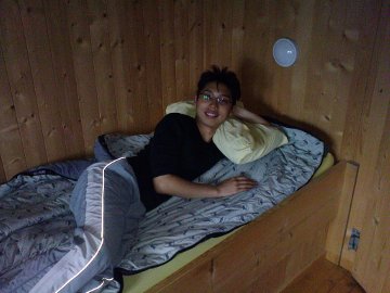 Donny auf dem urigen Bett im Laubb&auml;rgli