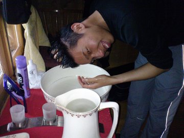 Haare waschen &uuml;ber dem Waschbecken