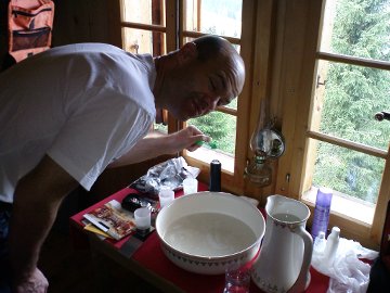 Und am Morgen Z&auml;hne putzen &uuml;ber dem Waschbecken