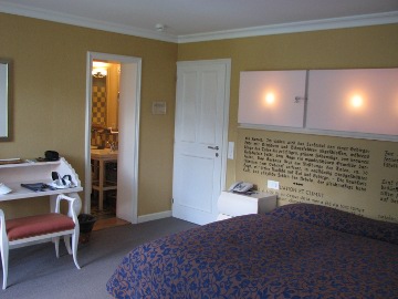 Zimmer und Blick ins Bad