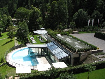 Blick vom Balkon auf den Pool