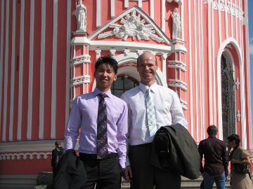 Donny und Roman vor der Kirche