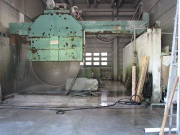 Vorbei an einer Steinverarbeitung