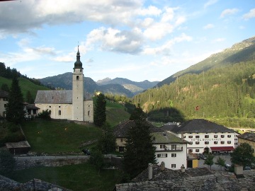 Vom Speisesaal des Hotels hat man eine schöne Sicht auf die Kirche von Splügen